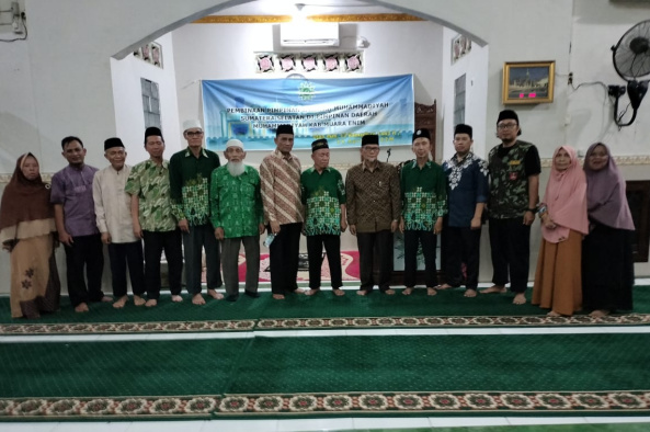 Pengurus Muhammadiyah Muara Enim bersama Aisyiyah dan Pemuda Muhammadiyah berfoto bersama pengurus Wilayah Muhammadiyah Sumatera Selatan.
