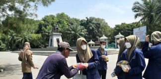 Inspiratif! Sambut Ramadan 1443 H, Siswa SMP Muhammadiyah PK Solo Bagikan Paket Sahur