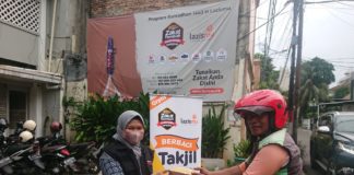 Amil Lazismu Bagikan Takjil di Depan Kantor Baru