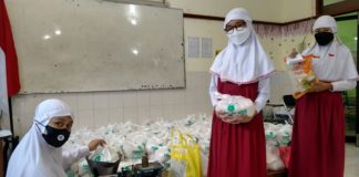 Siswa SD Muhammadiyah 1 Ketelan Gembira Membayar Zakat Fitri di Sekolah