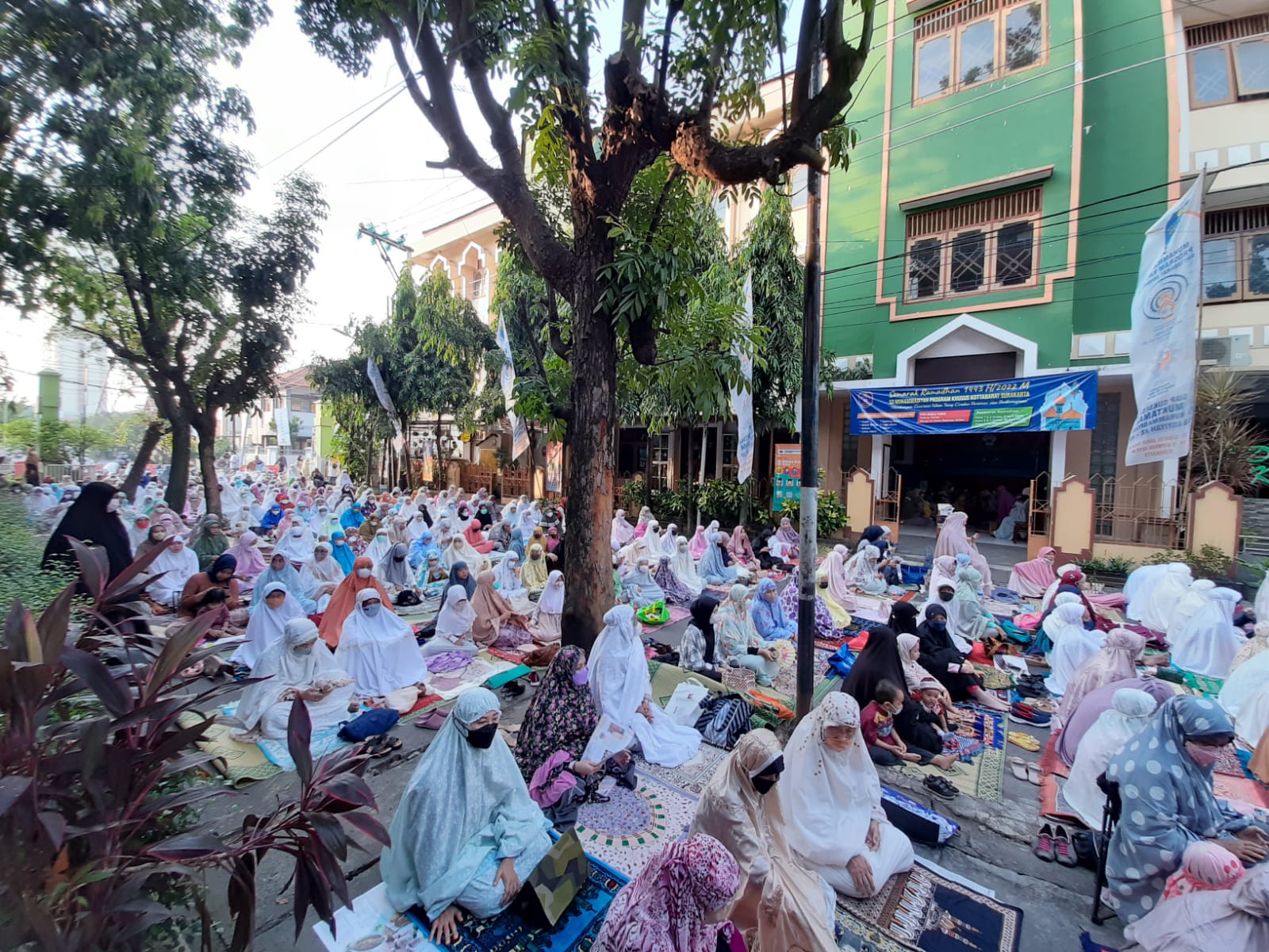 Ribuan Jamaah Sholat Idul Fitri 1443 H Penuhi Masjid Kottabarat Solo