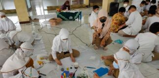 Kreatif, Siswa SD Muhammadiyah PK Kottabarat Membuat Karya Dekupase dari Kertas Bekas
