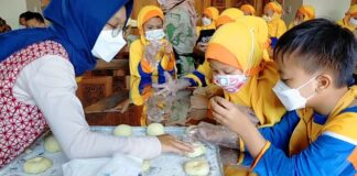 Isi Kegiatan Setelah PAT, Murid SD Muhammadiyah PK Kottabarat Praktik Membuat Donat