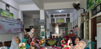 Tim Dosen Sekolah Vokasi UNS Lakukan Kegiatan Pendampingan Terapi Ocuart bagi Lansia di Panti Aisyiyah Kadipiro