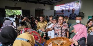 Menparekraf Janjikan Produk UMKM Payung Lukis Khas Tasik Jadi Cendera mata Pertemuan G-20 di Bali