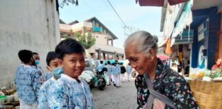 Lulus 100 Persen, Siswa SD Muhammadiyah Gunungpring Magelang Berbagi Bingkisan dengan Pedagang Pasar