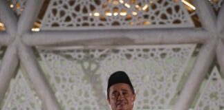 Ketua PWM Jateng Ingatkan Anak Muda Muhammadiyah Jangan Takut Berjihad dengan Budaya DR. Tafsir Ketua PWM Jawa Tengah, Urgentnya Peran Penyampai Pesan Kebaikan Muhammadiyah Kemeriahan acara malam Musik dan Budaya Jambore Nasional Media Afiliasi Muhammadiyah (Afiliasimu), Sabtu 23 Juli 2022 di pelataran Edutorium UMS Surakarta dengan tampilan apik dari Mahasiswa UMS, hal ini mendapatkan apresiasi dan dorongan dari DR. H. Tafsir, Ketua Pimpinan Wilayah Muhammadiyah (PWM) Jawa Tengah, “ Anak muda Muhammadiyah jangan takut untuk jihad dengan budaya. Kiai Dahlan sudah memulai dakwah dengan Biola, kita jangan kembali ke konservatif”.