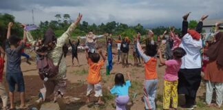 Tak Kenal Lelah, Relawan Muhammadiyah Garut Terus Bantu Warga Penyintas Banjir Tak Kenal Lelah, Relawan Muhammadiyah Garut Terus Bantu Warga Penyintas Banjir Muhammadiyah Kabupaten Garut melalui Muhammadiyah Disaster Management Center (MDMC) didukung oleh Lazismu dan relawan Muhammadiyah setempat menggelar “Giat Bersih Akbar Muhammadiyah”, Ahad (24/07). Kegiatan yang dipusatkan di Desa Haur Panggung, Kecamatan Tarogong Kidul ini bertujuan untuk membantu meringankan beban warga penyintas banjir bandang dan longsor yang terjadi tanggal 15 Juli 2022 lalu. Ketua Pos Koordinasi Muhammadiyah Kabupaten Garut, Wahyu Hidayat dalam keterangannya saat dihubungi Selasa (26/07) menyampaikan Muhammadiyah hadir sejak awal terjadinya banjir bandang. “Kami melaksanakan berbagai macam kegiatan untuk membantu warga penyintas,” kata Wahyu. Giat Bersih Akbar Muhammadiyah menurut Wahyu merupakan puncak dari giat bersih-bersih material banjir yang dilaksanakan di beberapa titik dan sudah dilaksanakan sejak tanggal 16 Juli 2022. “Kegiatan tersebut terlaksana berkat kerjasama MDMC dengan Kokam Pemuda Muhammadiyah dan Jama'ah tangguh bencana yang melibatkan kurang lebih 50 orang personil”, imbuh Wahyu. Titik kegiatan bersih-bersih selama ini meliputi Desa Ciwalen RW 07 dan 08, Desa Cijambe Kecamatan Karangpawitan, Kampung Babakan Pasar Baru, Pimpinan Ranting Muhammadiyah Legok Ringgit, Dayeuh Handap Ujung, Kampung Lame dan Sudika Indah, Desa Haur Panggung, Kecamatan Tarogong Kidul. “Selain itu kami juga membantu warga dengan membagikan bantuan baik berupa logistik makanan, baby kit, sepatu boot, Al Qur’an dan alat-alat sholat,” imbuh Wahyu. MDMC Kabupaten Garut menurutnya sejauh ini telah melaksanakan kegiatan pendampingan berkelanjutan dalam fase tanggap darurat bagi para penyintas banjir dan longsor yang melanda 90 desa/kelurahan tersebar di 14 kecamatan serta 137 titik tersebut. Dalam melaksanakan respon tanggap darurat tersebut, MDMC juga melibatkan organisasi otonom di lingkup Muhammadiyah Kabupaten Garut. Salah satunya adalah melaksanakan pendampingan psikososial dengan melibatkan Nasyiatul Aisyiyah (NA) Kabupaten Garut. “Pendampingan psikosisial untuk anak-anak terdampak dilaksanakan di Kampung Bojong Sudika dan Cimacan, Desa Haurpanggung, Kecamatan Tarogong idul,” ungkap Wahyu. Bersama dengan NA dan Pimpinan Daerah Aisyiyah Kabupaten Garut, MDMC juga mendirikan dapur umum bagi warga. Dapur umum tersebut berkapasitas 400 porsi per hari dan dilaksanakan dari tanggal 20 hingga 25 Juli 2022 lalu. Untuk mengantisipasi berkembangnya penyakit yang biasa muncul pasca banjir seperti gatal-gatal, infeksi saluran pernapasan atas, batuk, pilek, demam dilaksanakan pemeriksaan kesehatan gratis melibatkan Klinik Ponpes Muhammadiyah Darul Arqom dan Klinik Muhammadiyah Pratama, Garut Kota. Sampai hari ini Rabu (27/07), berdasarkan keterangan Wahyu, para relawan Muhammadiyah Kabupaten Garut masih terus turun ke lapangan untuk membantu warga membersihkan lingkungan mereka. “Ini karena dampak banjir dan longsor tahun ini lebih luas daripada yang terjadi tahun 2016 silam,” pungkas Wahyu. (Tim Media MDMC)