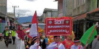 Sambut HUT ke-77 RI, Siswa SD IT Muhammadiyah Manggeng Adakan Karnaval