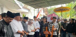 Fanatisme Suporter Bola di Sleman Kembali Makan Korban Jiwa, Raudi Akmal Desak Aparat Usut Tuntas Sayangkan Fanatisme Suporter yang Memakan Korban, Raudi Akmal : Mohon Usut Tuntas Kasus Korban Tri Fajar Firmansyah Politisi muda Kabupaten Sleman, dr. Raudi Akmal, menyayangkan kejadian bentrok sejumlah suporter bola dengan warga pada saat hari pertandingan Persis Solo vs Dewa United yang terjadi pada hari Senin lalu (25/7). Bentrokan itu memakan korban yakni Tri Fajar Firmansyah, warga Sleman dan juga anggota supporter PSS Sleman.