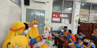 Asyiknya Belajar Sistem Pernapasan dengan Alat Peraga Sederhana di SD Muhammadiyah PK Kottabarat