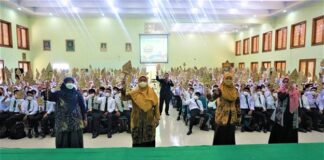 Baju Adat Nusantara Hingga Gunungan Wayang Warnai PKKMB AISKA