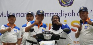 Mahasiswa Internasional Dari Uganda Mendapatkan Hadiah Motor Saat Turut Semarakkan Jalan Santai UMS