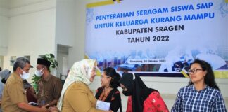 Pemkab Sragen Bantu Seragam Siswa SMP Kurang Mampu Yuni Sukowati