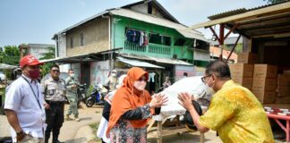Sambangi Korban Kebakaran di Jatinegara, Aleg Anis Serahkan Bantuan untuk 50 KK