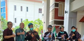 Empat Penggembira Gowes Muktamar Asal Kalteng Disambut Rektor UM Surabaya Empat Penggembira Gowes Muktamar Asal Kalteng Disambut Rektor UM Surabaya