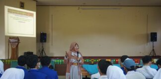 Jadi Narasumber PGT di SMKN 8 Jakarta, Wadek I FISIP Uhamka Ajak Siswa Praktik Jadi EO dan MC