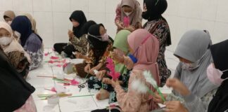 Siswa SD Muhammadiyah PK Kottabarat Olah Sampah Bungkus Apel untuk Kreasi Membuat Bunga