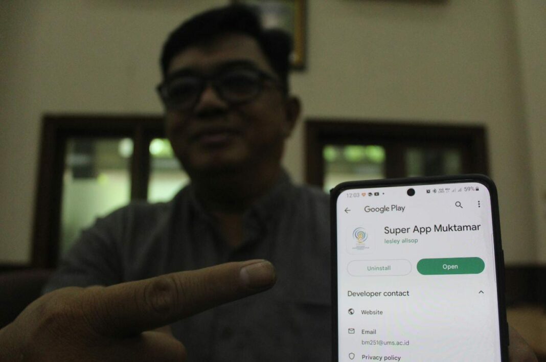 Wakil Sekretaris Panitia Pusat Muktamar ke 48 Muhammadiyah dan Aisyiyah, Iwan Setiawan menunjukan aplikasi Super Apps Muktamar Muhammadiyah yang dapat di unduh di Play Store.