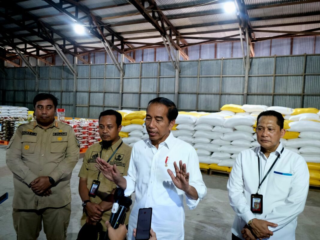 Kunjungan Presiden Joko Widodo didampingi Dirut Perum BULOG Budi Waseso ke Kab. Maros, Sulsel, (30/3)/foto: dok. BULOG