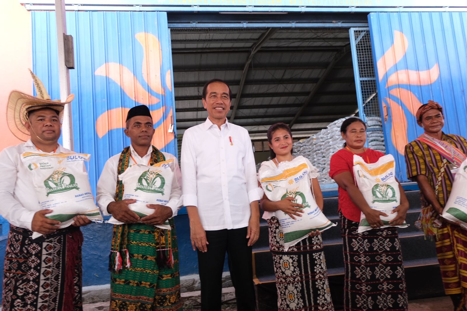 Presiden Jokowi Bagikan Bantuan Pangan BULOG Untuk KPM Di Tiga Lokasi ...