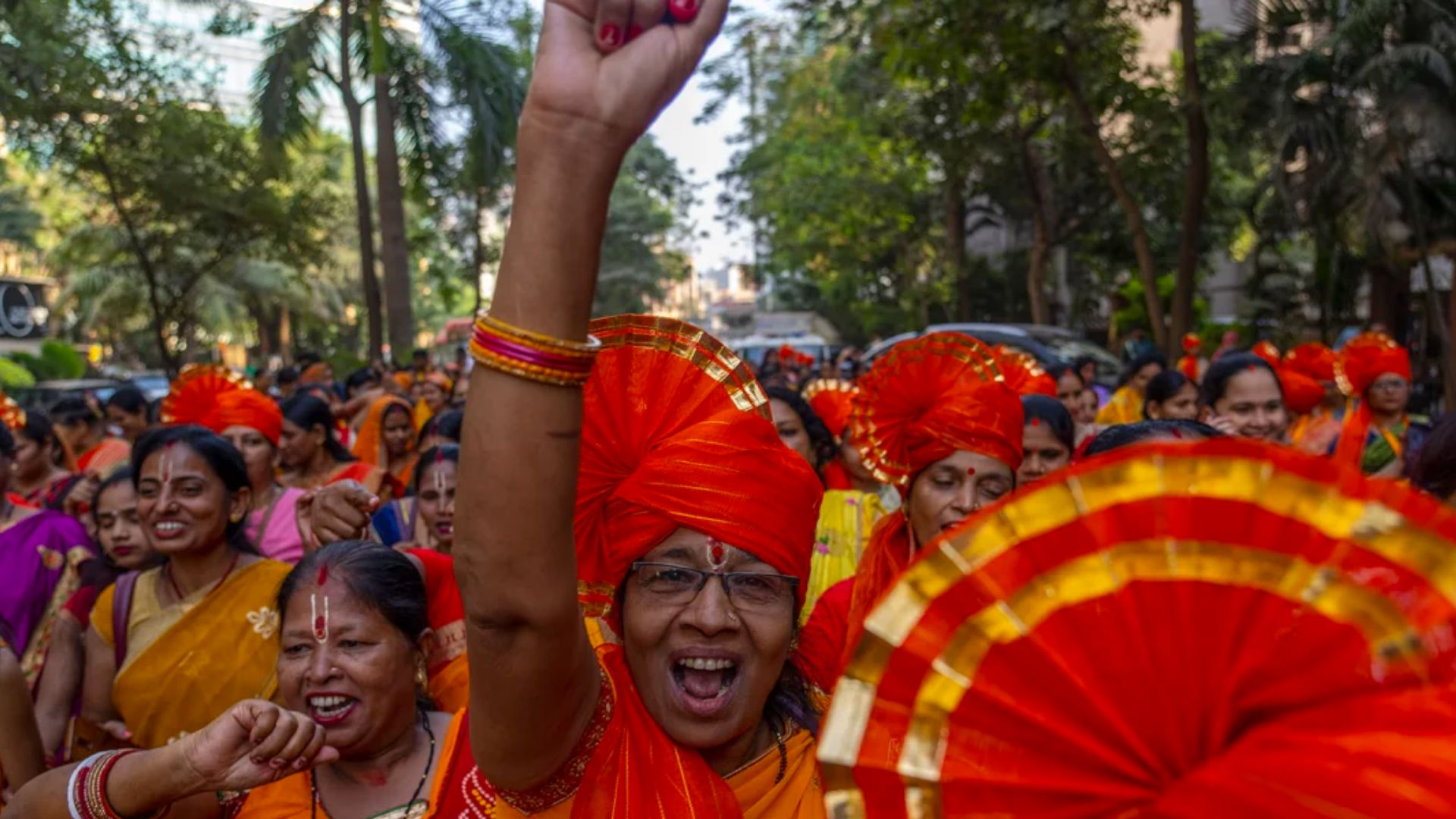 Para wanita Hindu meneriakkan slogan-slogan suci untuk merayakan pembukaan kuil agung untuk Dewa Ram, di kota Ayodhya, India utara selama prosesi di Mumbai, India, pada tanggal 21 Januari 2024. -- Rafiq Maqbool/AP