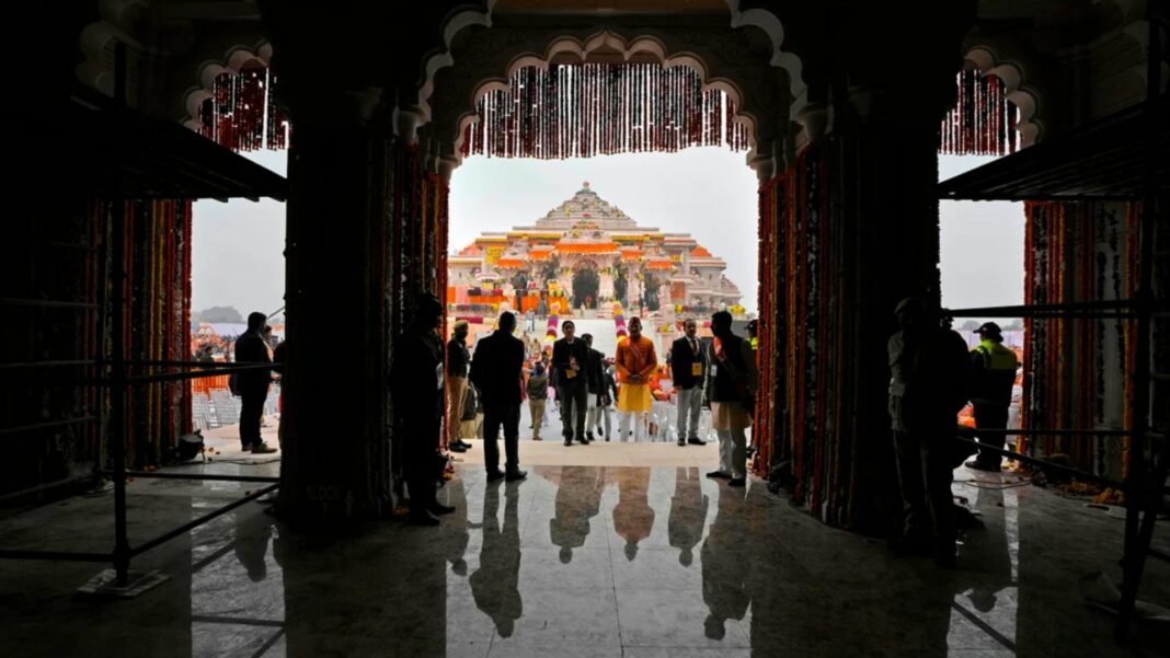 Orang-orang berdatangan menjelang peresmian kuil dewa Hindu Ram di Ayodhya, negara bagian Uttar Pradesh utara, India, pada tanggal 22 Januari 2024.
