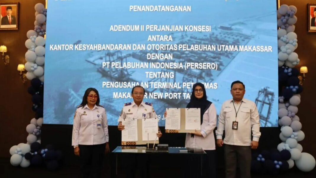 Suasana penandatanganan Addendum II Konsesi Terminal Petikemas Makassar New Port Tahap I antara Kemenhub dan Pelindo bertujuan untuk meningkatkan kelancaran logistik di Indonesia Timur dan mengurangi biaya logistik di wilayah tersebut. ANTARA/HO-Ditjen Perhubungan Laut
