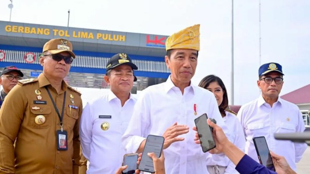 Presiden Joko Widodo memberikan keterangan kepada wartawan di Gerbang Tol Limapuluh, Kabupaten Batubara, Provinsi Sumatera Utara, Rabu (7/2/2024). ANTARA/HO-BPMI Setpres