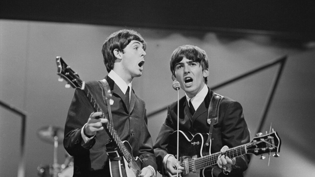 Paul McCartney memainkan gitar bass yang khas selama awal kesuksesan The Beatles. Edward Wing / Hulton Archive / Getty Images