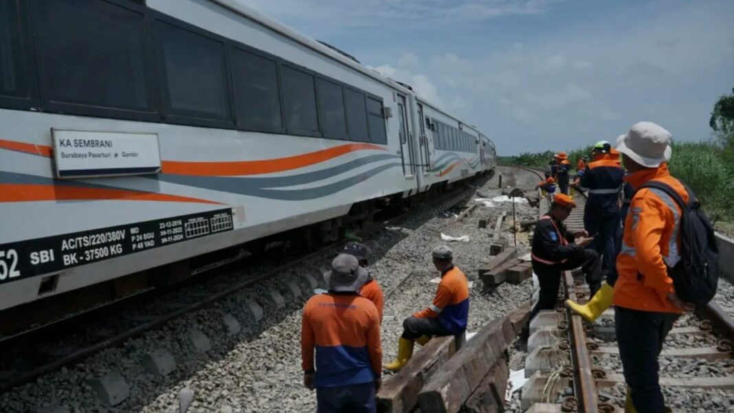 KA Sembrani tujuan Semarang-Jakarta melintas di jalur yang telah selesai diperbaiki akibat banjir di Grobogan, Selasa. (ANTARA/HO-KAI Daop Semarang)