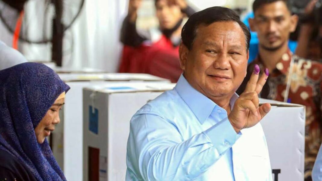 Hasil Quick Count, Prabowo-Gibran Unggul Jauh. Prabowo Subianto memperlihatkan jari seusai mencoblos.