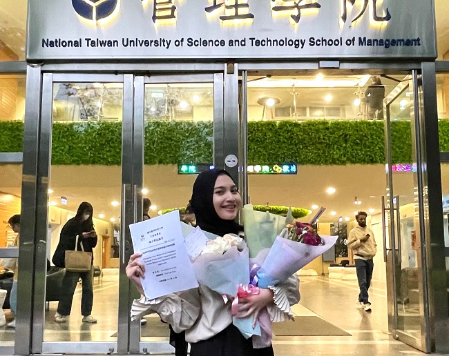 Alda Bella Oseansky yang baru menyelesaikan pendidikan Master di NTUST, Taiwan. (foto : istimewa)