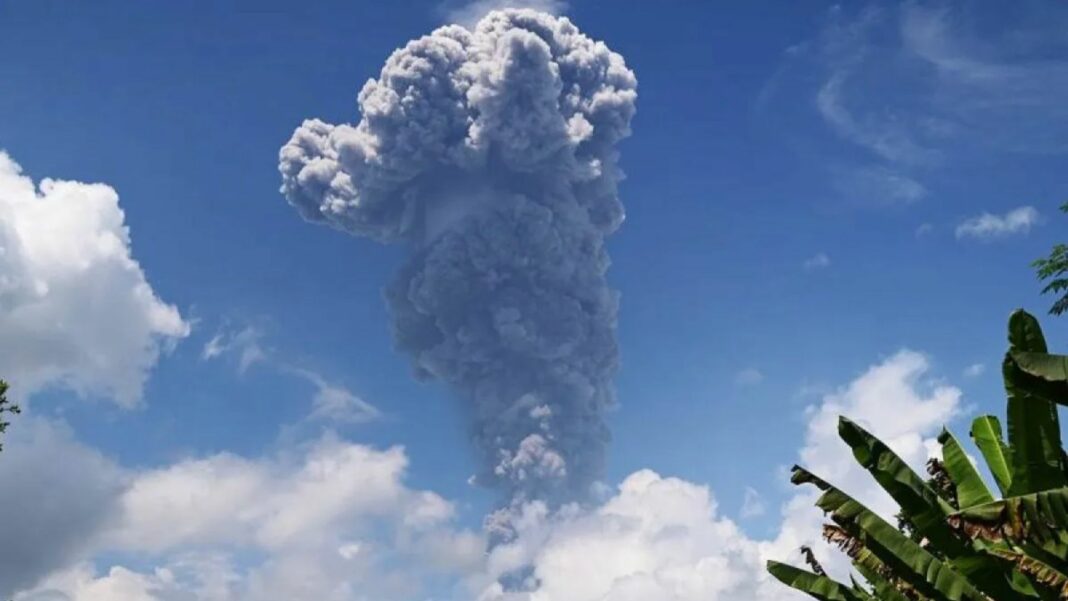 Gunung Ibu Meletus Menyemburkan Awan Abu Setinggi Sekitara Lima Kilomater