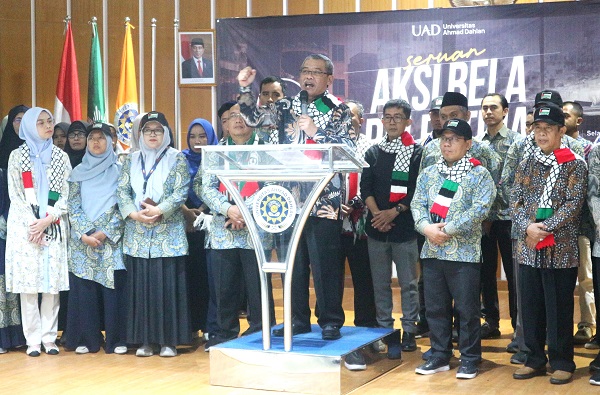 Rektor UAD membacakan pernyataan Forum Rektor PTMA di Yogyakarta.