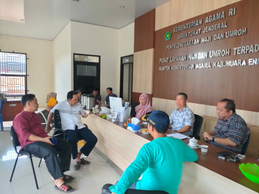 Kepala Kantor Kementerian Agama Kabupaten Muara Enim H. Abdul Harris Putra,S.Ag, M.Pd.I didampingi Plt Kasubag Tata Usaha Bahrum, SE pada saat menunggu koper Jamaah Calon Haji tiba di Kantor PLHUT Kemenag Kabupaten Muara Enim