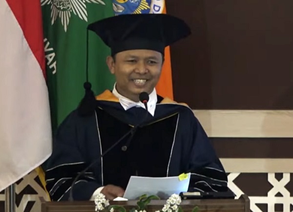 Prof Dr Suyatno saat menyampaikan pidato pengukuhan Guru Besar di Kampus 4 UAD Yogyakarta, Sabtu (25/5/2024). (foto : istimewa)