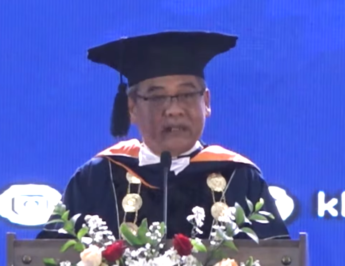 Rektor UAD saat memberikan sambutan pada Wisuda Periode III 2023/2024.