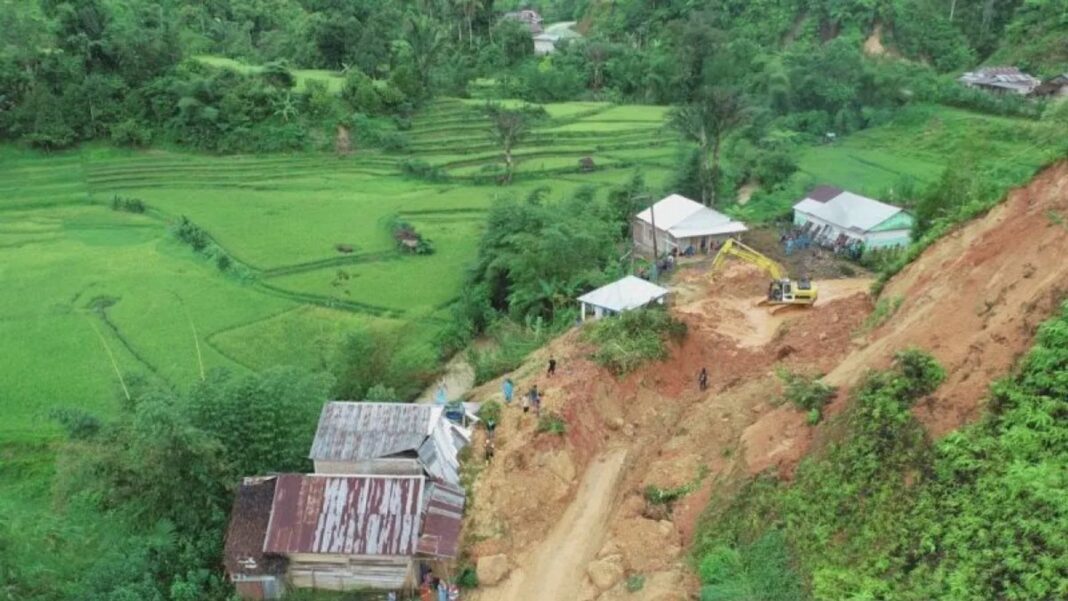 Akses jalan nasional Mamasa-Mamuju tertimbun tanah longsor