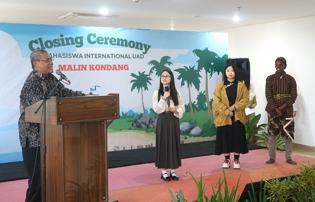 Rektor UAD, Prof Muchlas mengajak berbicara mahasiswa asing dengan Bahasa Indonesia pada Closing Ceremony di Kampus 4 Yogyakarta, Selasa (4/6/2024). (foto : heri purwata)