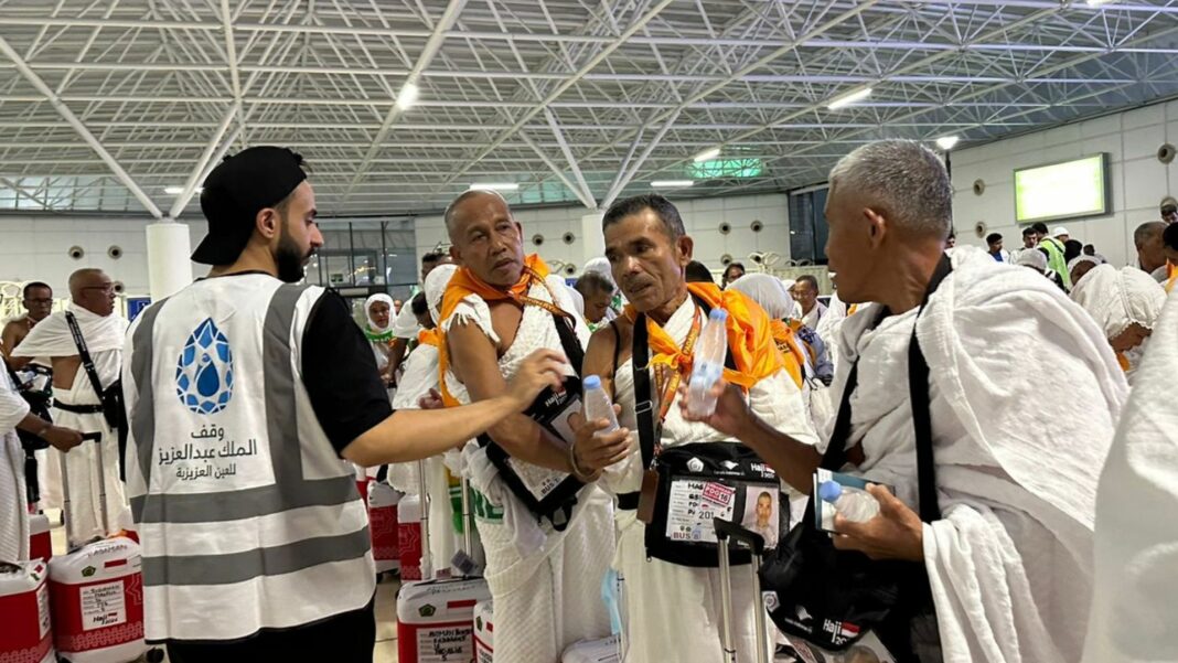 Tiba di Jeddah, Jemaah Haji Indonesia Disambut Air Zam-zam Gratis