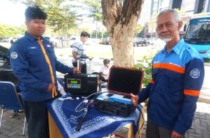 Dr H Budi Santosa, MPd,  Ketua Program Studi PVTO UAD (kanan) memperlihatkan alat ukuk emisi gas buang karya dosen dan mahasiswa  UAD di UAD Fair. (foto : heri purwata) 