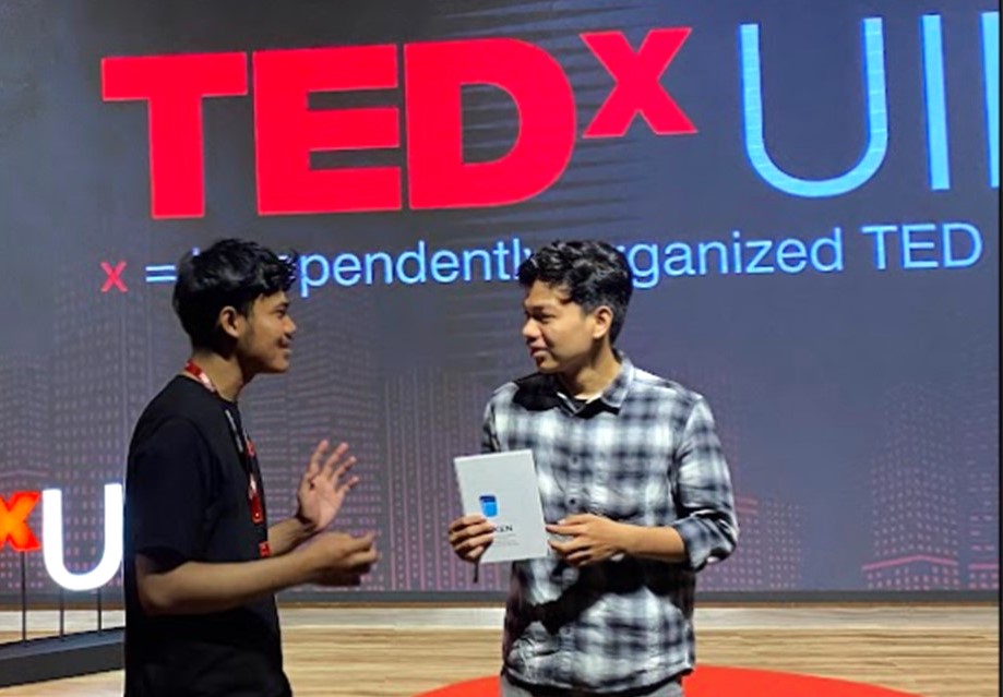 Muhammad Faisal (kiri) dan Revansha Zulfikar Alfaz saat memperkenalkan produk AIKEN di TEDxUII. (foto : istimewa)