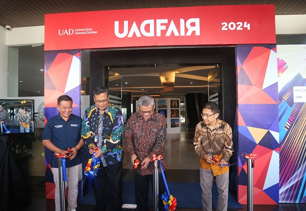 Rektor UAD Prof Muchlas (dua dari kanan) memotong pita tanda pembukaan UAD Fair 2024. (foto : heri purwata)