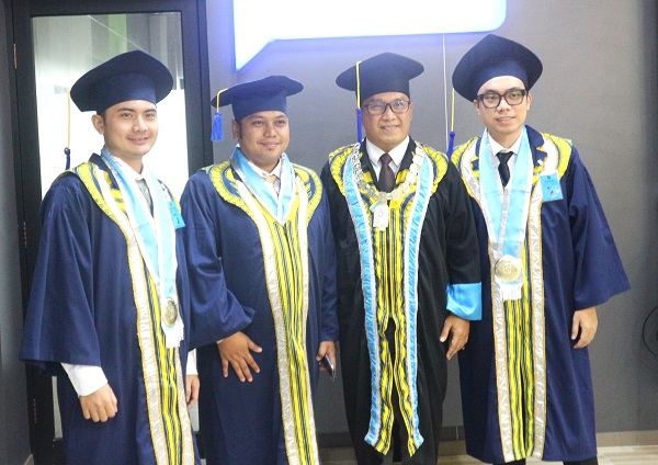 Dari kiri ke kanan : Krisna Mu'tashim Azhar, Banggas Hanistia Pahlevi, Winda Nur Cahyo, Fui Fadla pada pelepasan wisudawan-wati di Kampus FTI UII, Ahad (28/7/2024). (foto : heri purwata)