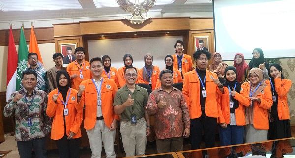 Mahasiswa UAD penerima beasiswa IISMA dan AIMS saat dilepas Wakil Rektor Prof Sunardi di Kampus I Yogyakarta, Rabu (21/8/2024). (foto : heri purwata)