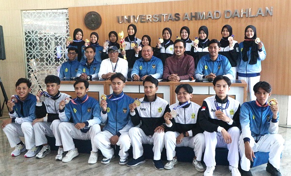 Tim Taekwondo UAD yang berhasil meraih 35 medali di kejuaraan nasional dan internasional. (foto : heri purwata)