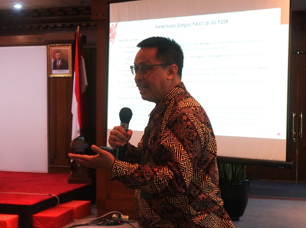 Irhamsah saat memberi penjelasan kepada wartawan dari Jawa Tengah dan DIY di Kantor OJK Jakarta, Kamis (5/9/2024). (foto : heri purwata)