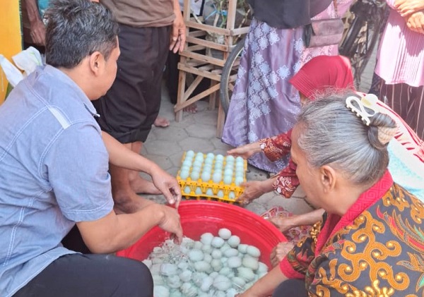 ODGJ beserta keluarganya mendapat pelatihan membuat telor asin. (foto : istimewa)