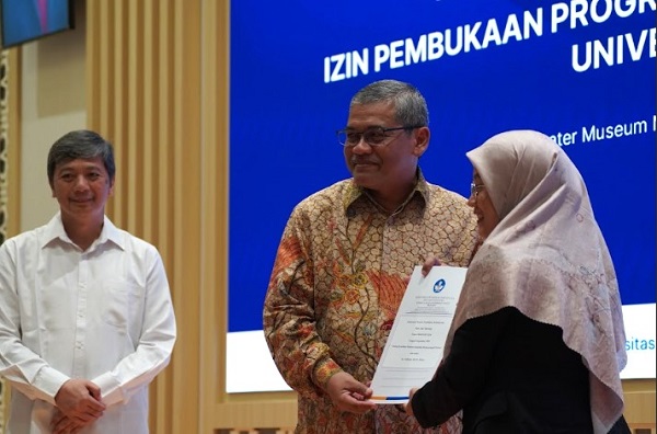 Rektor UAD meneruskan SK Guru Besar kepada Prof Solikhah di Amphiteater Museum Muhammadiyah Yogyakarta, Senin (23/9/2024). (foto : istimewa)